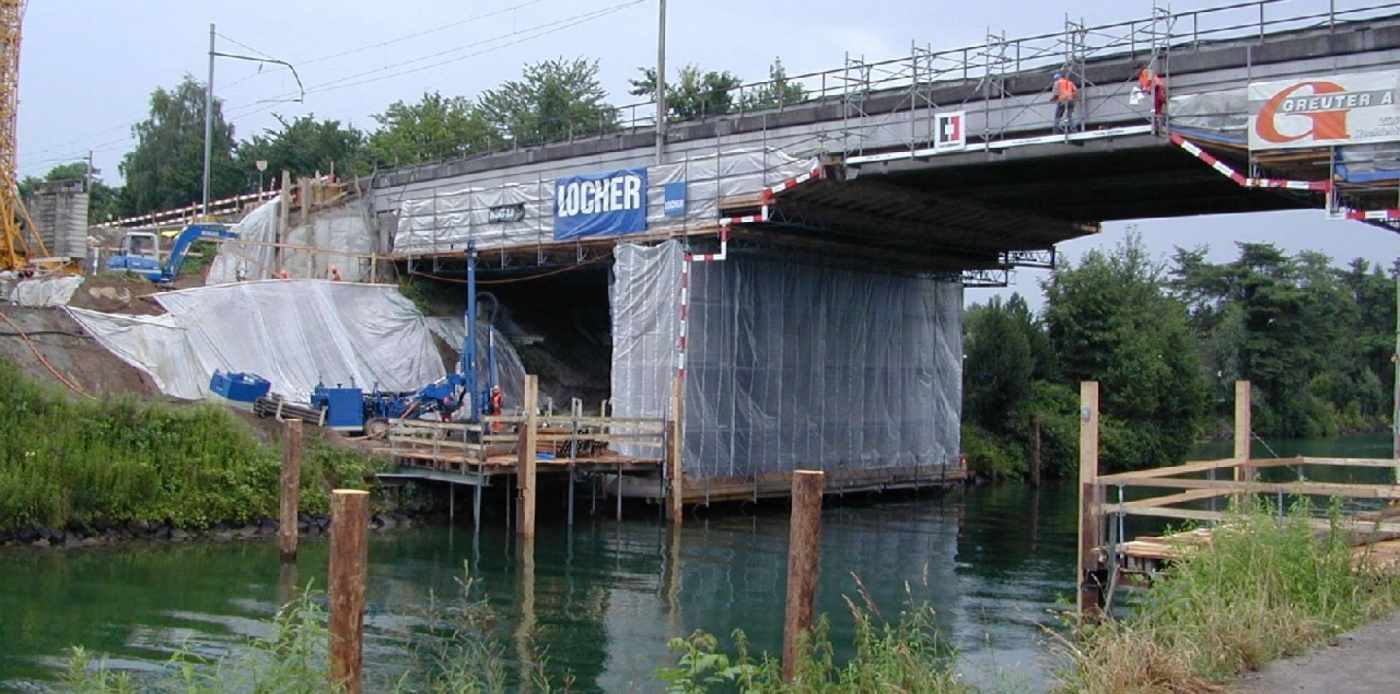 Sanierung der beiden Kanalbrücken Seedammstrasse Hurden, Gesamtprojektleitung. Sanierung und Ertüchtigung der beiden Bauwerke Kantonsstrasse und SOB Brücke. In der 1. Phase wurde das Bauwerk SOB Brücke auf der Unter- und Oberseite vollständig saniert, die Kantonsstrasse nur auf der Unterseite. Planung und Realisierung der 2. Phase. Sanierung der Brückenoberseite der Kantonsstrasse und teilweise Unterseite im Jahr 2015.