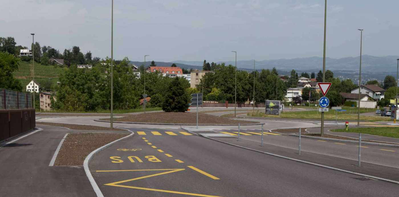 Bergstrasse, Richterswil, Grundlagenbeschaffung, Feldaufnahmen, Vorprojekt, Auflageprojekt und Kostenvoranschlag, Koordination Leitungsprojekte der Werke, Devisierung, Ausschreibung und Offertvergleich, Ausführungsprojekt, Örtliche Bauleitung, Ausmass und Abrechnung