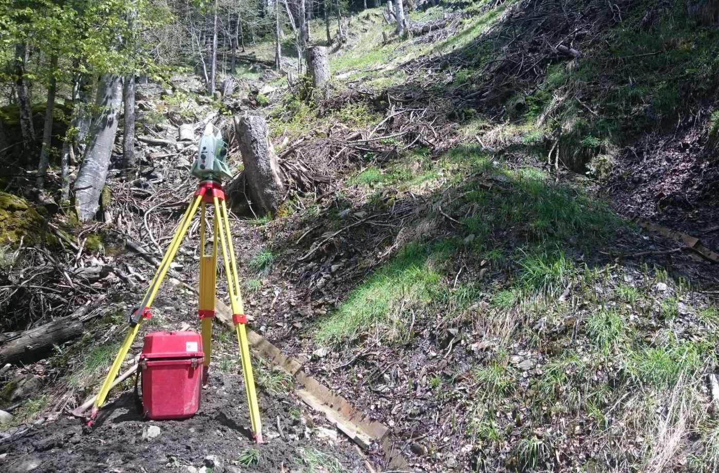 Felskopf Ruostel, Euthal, Die Messpunkte am Felsen wurden mit Beisein eines Bergführers materialisiert., Tachymetrische Deformationsmessung des Felskopfes.