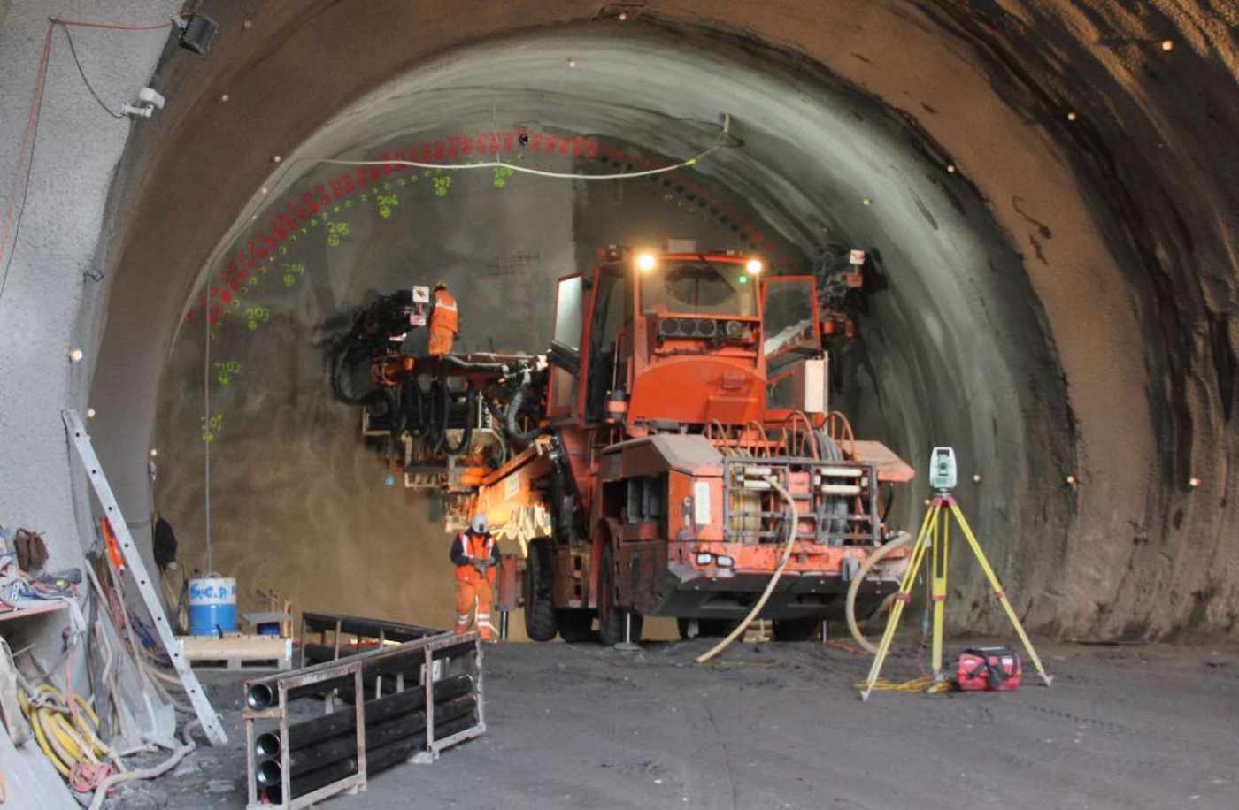 Südumfahrung Küssnacht, 
Abschnitt Ebnet, Räbmatt, Erstellung und Unterhalt Baufixpunktnetz, Bauabsteckungen, Vortriebskontrolle Tunnelbau, Profilüberwachungen Tunnelbau, Erfassen und Erstellen von digitalen Geländemodellen, Volumenberechnungen, Diverse Kontrollaufnahmen der Bauten, Setzungs- und Verschiebungsmessungen, Drohnenvermessung