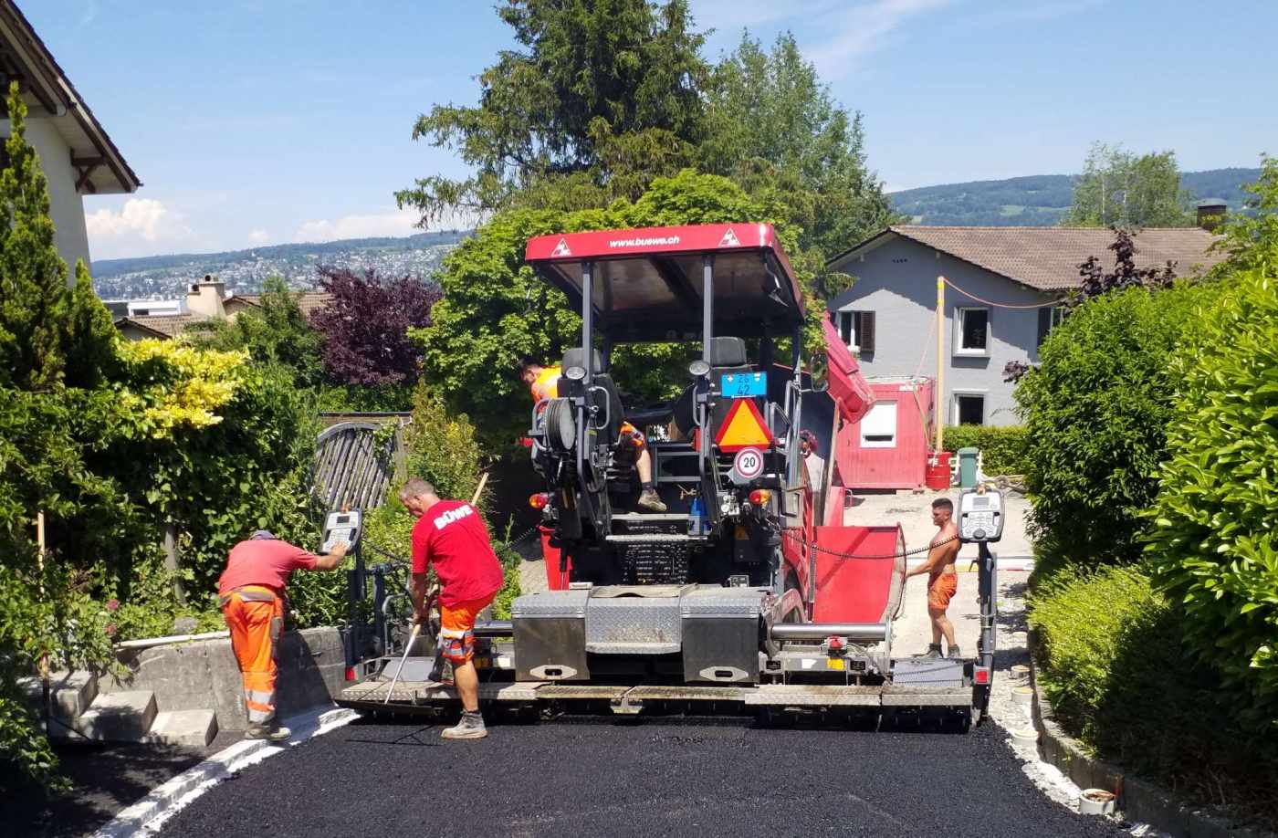 Sanierung Zelgenstrasse, Horgen, Grundlagenerhebung, Projektierung und Zeichnung: Strassensanierung, Neubau Gasleitung, Erneuerung Wasserleitung, Massnahmen der öffentlichen Abwasserleitungen., Bau- und Verkehrsphasen, Öffentlichkeitsarbeit.,,, Bearbeitete Phasen:, Bauprojekt, Ausschreibung, Realisierung