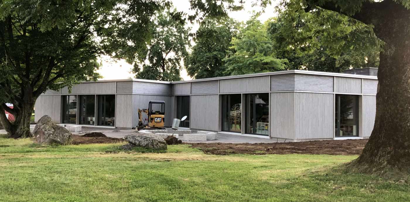 Schulraumerweiterung Primarschule Hanfländer
8645 Rapperswil-Jona, Projektierung, Ausschreibung und Realisierung der Holzkonstruktion in Elementbau und der Fundation in Massivbauweise.