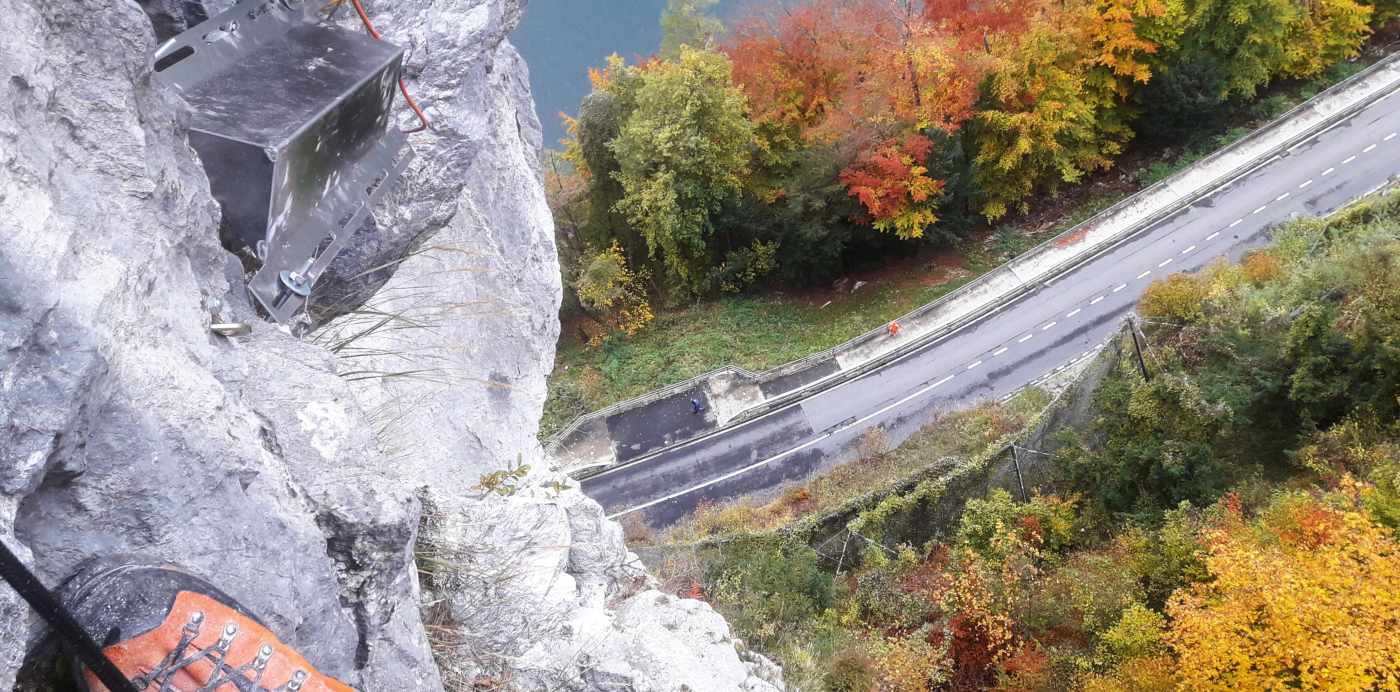 Permanente Felsüberwachung bei Vitznau (LU), Installation und Betrieb von mehreren Rissmetern, Luft- und Felstemperatur-sensoren, Visualisierung im TEDAMOS-Webportal