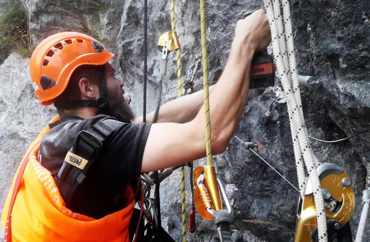 Permanente Felsüberwachung bei Vitznau (LU), Installation und Betrieb von mehreren Rissmetern, Luft- und Felstemperatur-sensoren, Visualisierung im TEDAMOS-Webportal