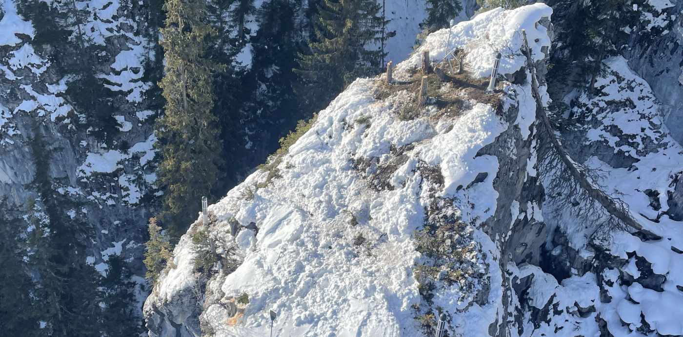 Überwachung Felsturm Litzirüti (Arosa), Entwicklung Überwachungskonzept, Installation und Betrieb von 4 solarbetriebenen GPS-Stationen (inkl. 1 Referenz), 2 LoRa-Neigungssensoren und 1 LoRa-Meteostation, Darstellung aller Messungen im Webportal TEDAMOS