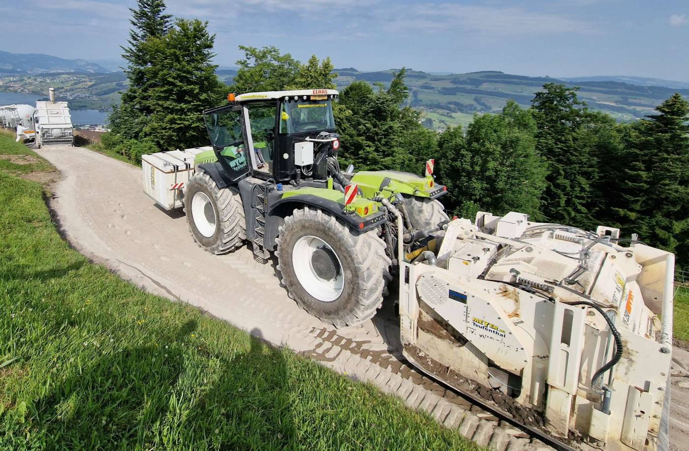 Sanierung Seebodenstrasse, Küssnacht, Grundlagenbeschaffung, Koordination Werke, Vorprojekt, Bauprojekt, Kostenvoranschlag, Submission, Statik Stützbauwerke, Hydraulik Strassenentwässerung mit zwei Retentionsanlagen, Ausführungsprojekt, örtliche Bauleitung, Ausmass, Abrechnung, Kostenkontrolle, Inbetriebnahme