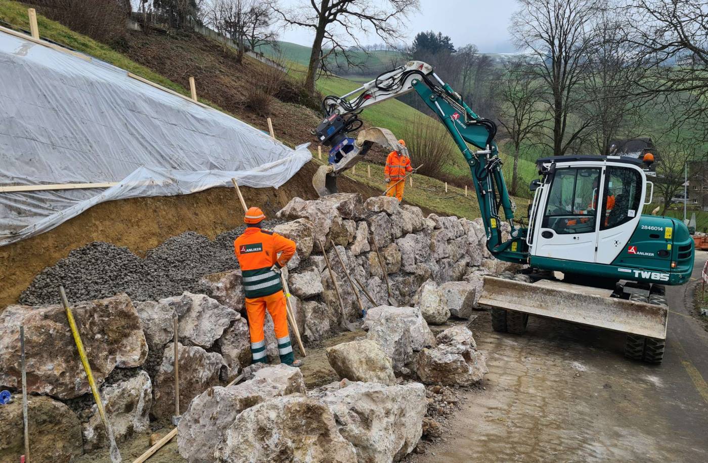 Sanierung Seebodenstrasse, Küssnacht, Grundlagenbeschaffung, Koordination Werke, Vorprojekt, Bauprojekt, Kostenvoranschlag, Submission, Statik Stützbauwerke, Hydraulik Strassenentwässerung mit zwei Retentionsanlagen, Ausführungsprojekt, örtliche Bauleitung, Ausmass, Abrechnung, Kostenkontrolle, Inbetriebnahme