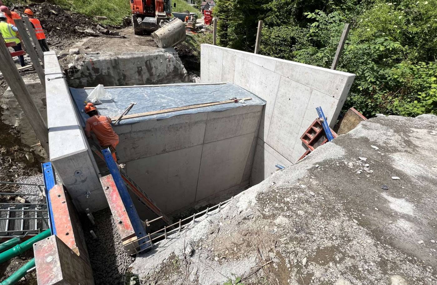 Durchlass Aarbach Vorderbergstrasse, Galgenen, Gesamtprojektleitung inklusiv statische Berechnungen des Durchlasses. Dies beinhaltet die Phasen 32 (Bauprojekt) bis und mit 53 (Inbetriebnahme).