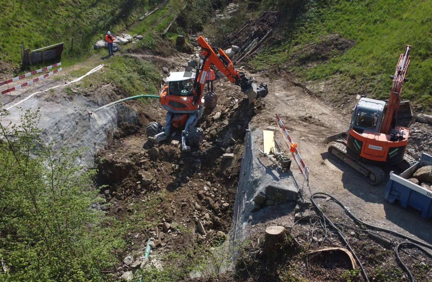 Durchlass Aarbach Vorderbergstrasse, Galgenen, Gesamtprojektleitung inklusiv statische Berechnungen des Durchlasses. Dies beinhaltet die Phasen 32 (Bauprojekt) bis und mit 53 (Inbetriebnahme).