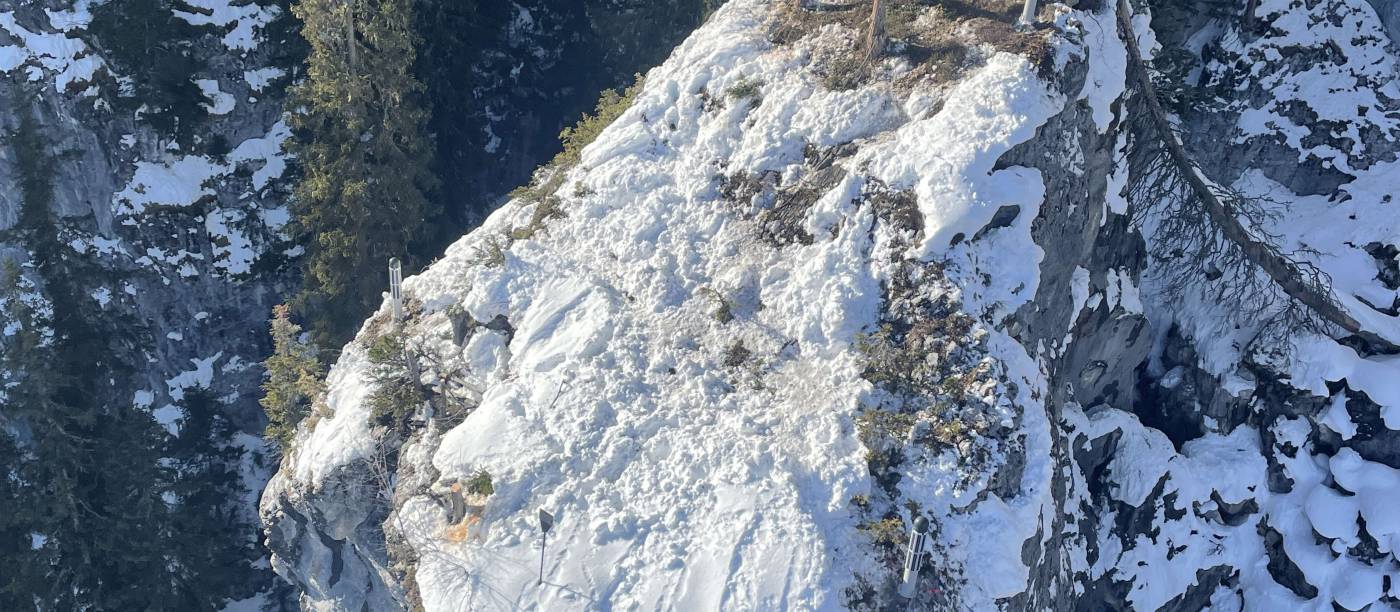 Überwachung Felsturm Litzirüti (Arosa), Entwicklung Überwachungskonzept, Installation und Betrieb von 4 solarbetriebenen GPS-Stationen (inkl. 1 Referenz), 2 LoRa-Neigungssensoren und 1 LoRa-Meteostation, Darstellung aller Messungen im Webportal TEDAMOS, Alarmierung bei Grenzwertüberschreitungen