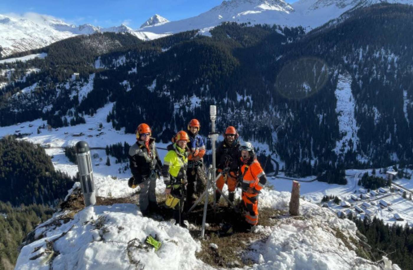 Überwachung Felsturm Litzirüti (Arosa), Entwicklung Überwachungskonzept, Installation und Betrieb von 4 solarbetriebenen GPS-Stationen (inkl. 1 Referenz), 2 LoRa-Neigungssensoren und 1 LoRa-Meteostation, Darstellung aller Messungen im Webportal TEDAMOS, Alarmierung bei Grenzwertüberschreitungen