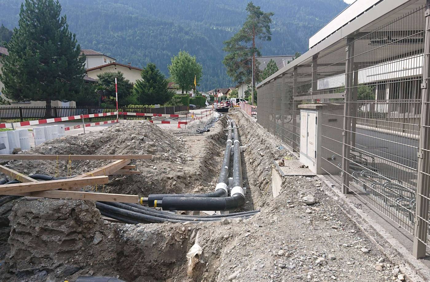 Domat/Ems: Strassensanierung, Projekt- und Bauleitung (alle Phasen), GEP Massnahmen an Abwasserleitungen, Geländeaufnahmen, Sanierung der Hydrantenleitung, Integration Drittprojekte (Fernwärme, Elektro und Kommunikation), Kalibervergrösserung Mischwasserleitung