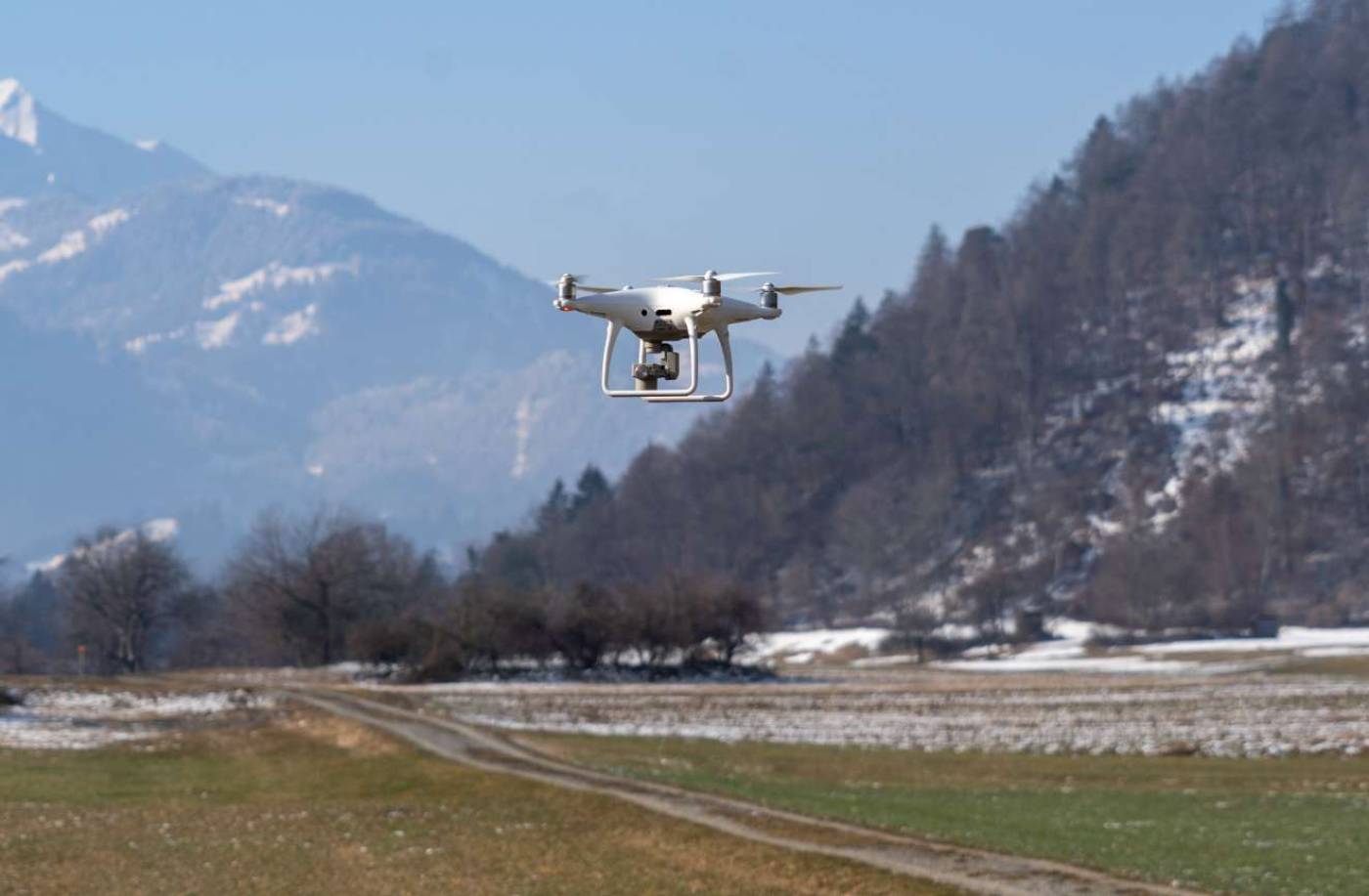 Drohnenvermessung Weisse Arena Bergbahnen
Erfassung von Geländekorrekturen, Ausgebildete Drohnenpiloten, Flugplanung, Passpunktmessung mit GPS, Befliegung mit einer Fixed-Wing- oder Quadrocopter-Drohne, Auswertung und Erstellung der georeferenzierten Punktwolke, Integration in das bestehende Geländemodell