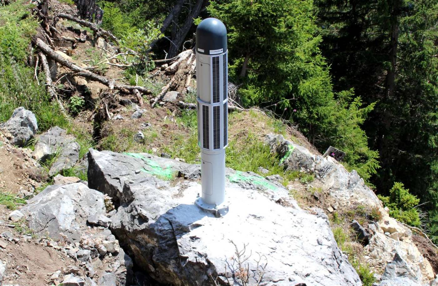 GNSS-Monitoring Bergsturzgebiet Brienz/Brinzauls GR, Lieferung, Installation und Inbetriebnahme von 9 autonomen, solarbetriebenen GPS-Sensoren und 1 lokale GPS-Referenzstation., Automatische Überwachung inkl. Alarmierung mit hochpräzisen 1h-, 4h- und 24h-Lösungen., Online-Zugriff auf aktuelle Messwerte via web-basiertem Kundenportal.