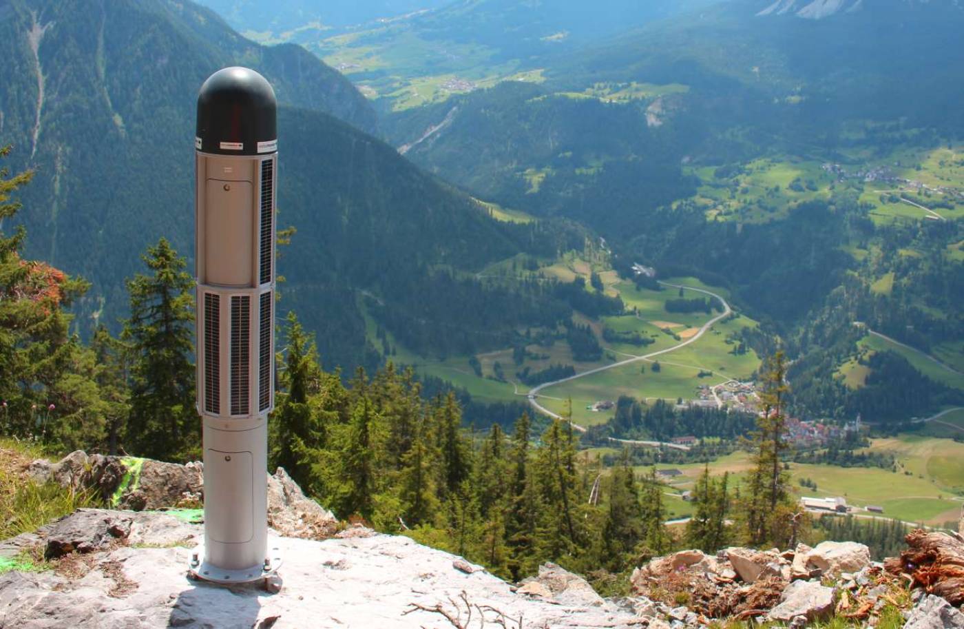 GNSS-Monitoring Bergsturzgebiet Brienz/Brinzauls GR, Lieferung, Installation und Inbetriebnahme von 9 autonomen, solarbetriebenen GPS-Sensoren und 1 lokale GPS-Referenzstation., Automatische Überwachung inkl. Alarmierung mit hochpräzisen 1h-, 4h- und 24h-Lösungen., Online-Zugriff auf aktuelle Messwerte via web-basiertem Kundenportal.