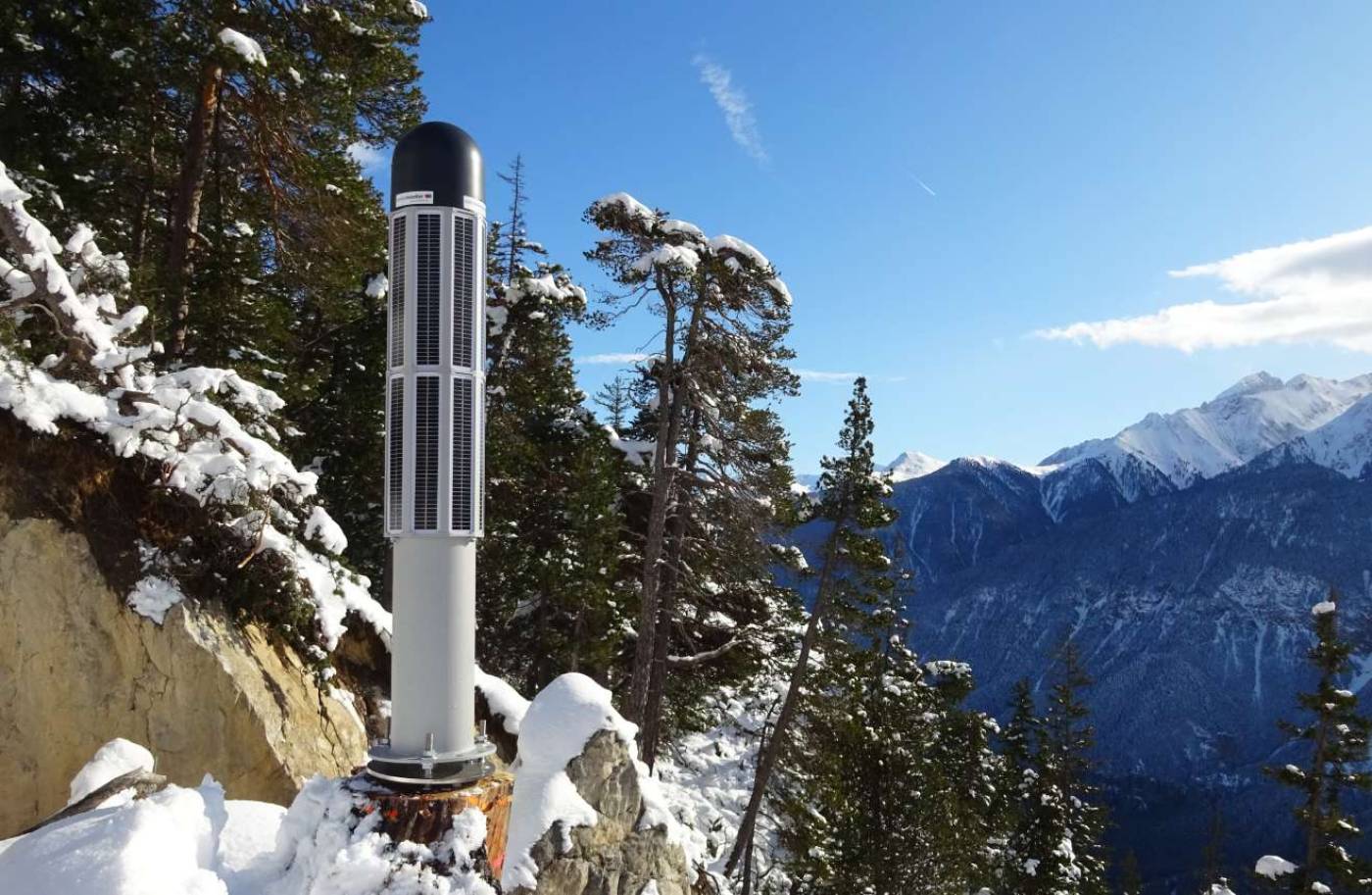 GNSS-Monitoring Bergsturzgebiet Brienz/Brinzauls GR, Lieferung, Installation und Inbetriebnahme von 9 autonomen, solarbetriebenen GPS-Sensoren und 1 lokale GPS-Referenzstation., Automatische Überwachung inkl. Alarmierung mit hochpräzisen 1h-, 4h- und 24h-Lösungen., Online-Zugriff auf aktuelle Messwerte via web-basiertem Kundenportal.