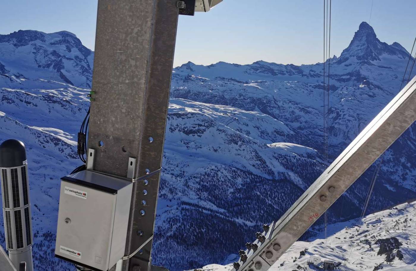 Monitoring Bergbahnen Zermatt
Permanente Stützen-Überwachungsmessungen, 9 GNSS: Überwachung mit hochpräzisen 4 Stunden-Lösungen, (< 3 mm in der Lage), 2 lokale GNSS-Referenzstationen, 2 Laserdistanzmessungen