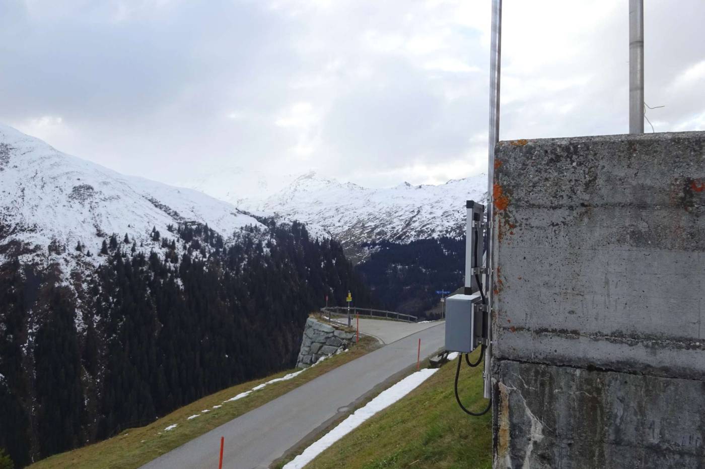 GNSS-Monitoring Lüschersee
Permanente Geländeüberwachung bei Wiedereinstau eines natürlichen Sees, Lieferung, Installation und Inbetriebnahme von 4 autonomen, solarbetriebenen Einfrequenz-GNSS-Sensoren, Automatische Überwachung mit hochpräzisen Tages-Lösungen (< 3 mm in der Lage), Online-Zugriff auf aktuelle Messwerte auf web-basiertem Kundenportal