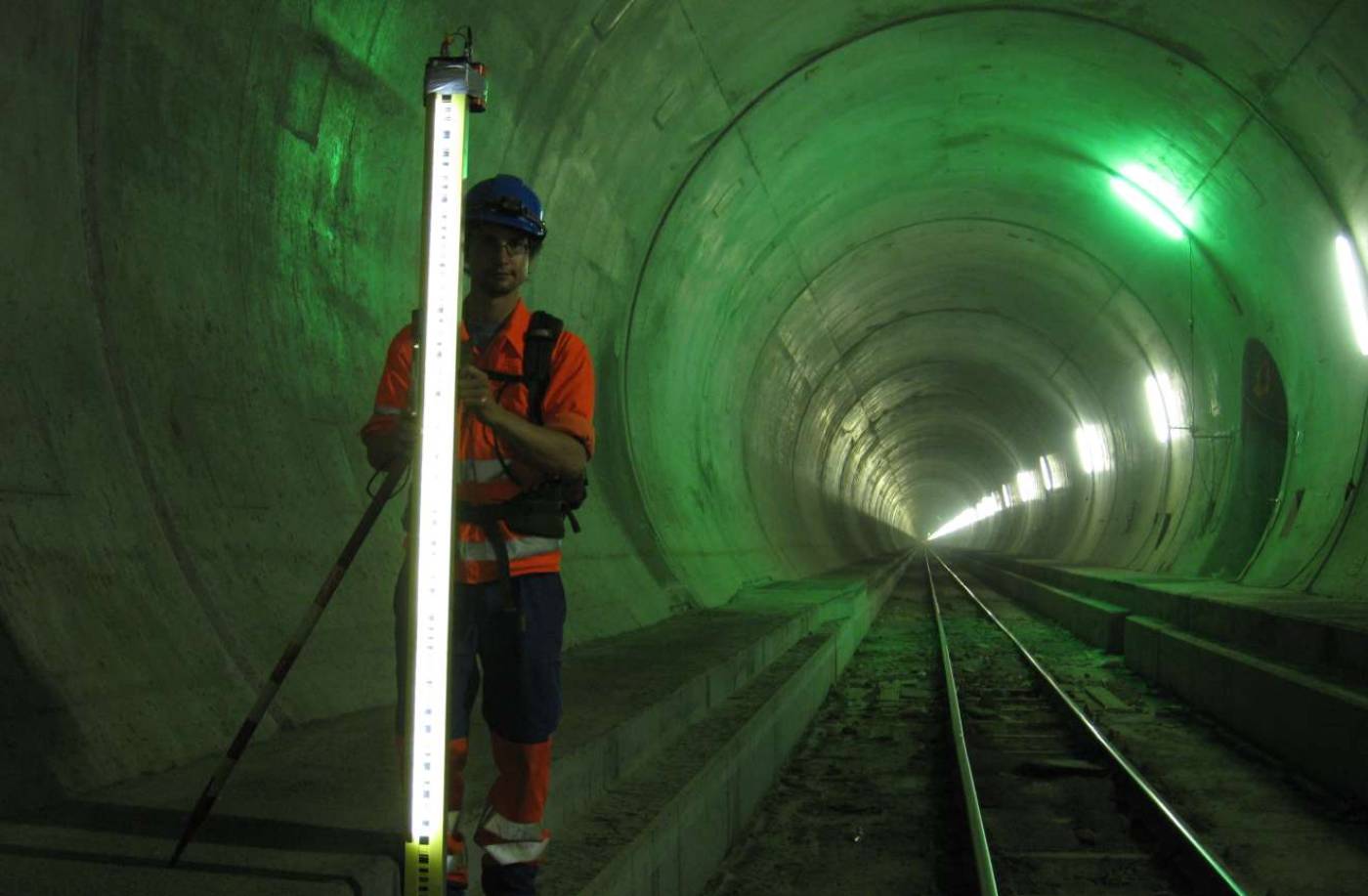 Galleria di base del San Gottardo (57 km), Misurazione di base (rete di punti fissi), Concetto di misurazione gallerie, Controlli dell'avanzamento, Scandagli nel pozzo di Sedrun, Controlli dell'opera costruita, Misurazioni con giroscopio, Controllo della posizione dei binari, Scansione laser della costruzione grezza