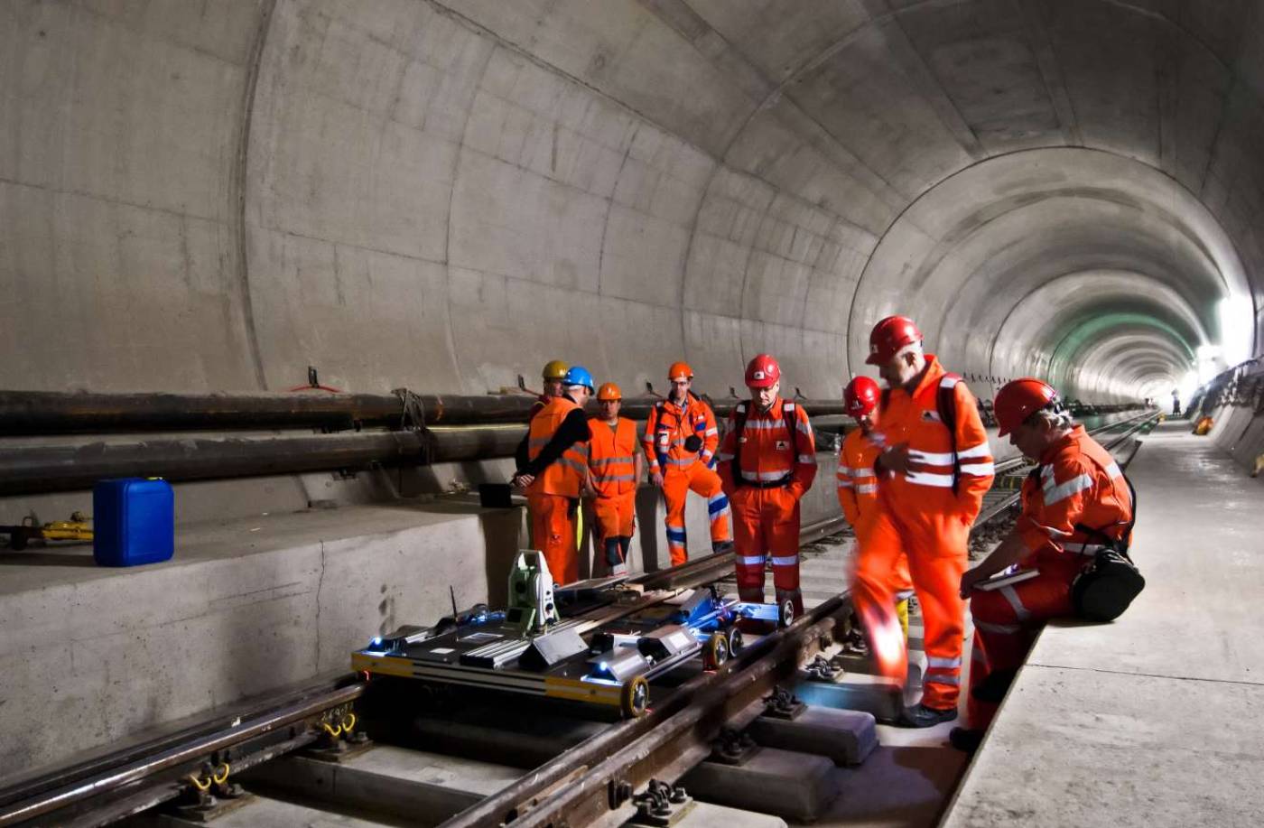 Galleria di base del San Gottardo (57 km), Misurazione di base (rete di punti fissi), Concetto di misurazione gallerie, Controlli dell'avanzamento, Scandagli nel pozzo di Sedrun, Controlli dell'opera costruita, Misurazioni con giroscopio, Controllo della posizione dei binari, Scansione laser della costruzione grezza