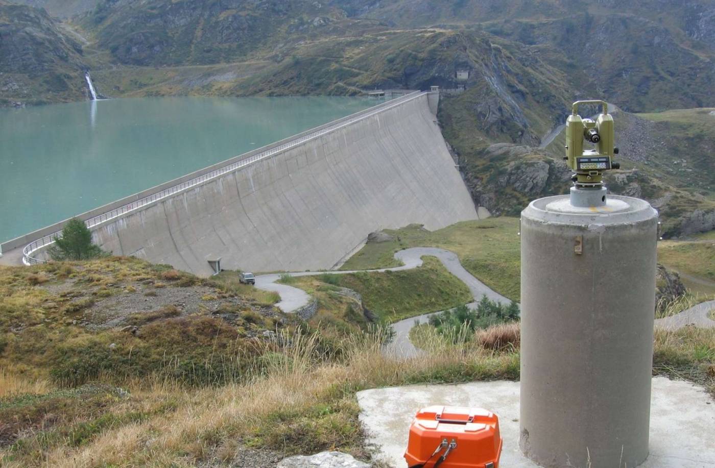 Diga di Robiei
Misurazione di controllo della diga, Controllo geodeticodella diga