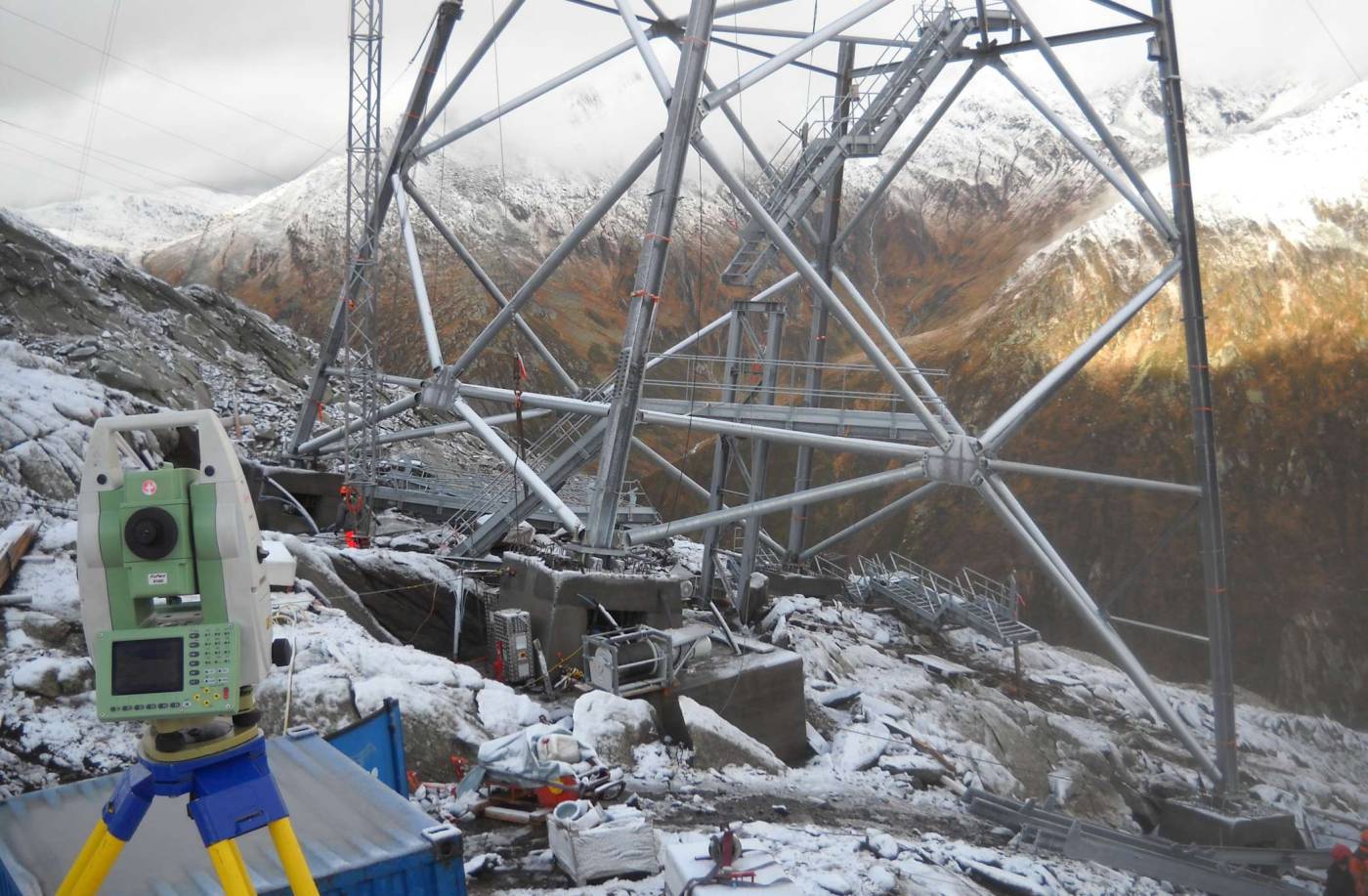 Bauvermessung Bergbahnen, Erstellung und Messung Fixpunktenetz über gesamte BahnanlageErfassung Datengrundlagen für Planung, Bauabsteckungen und Kontrolle EinlagenAbsteckungen und Kontrolle Stahlbau, Stützen, Stationen und Antriebe auf Masshaltigkeit prüfen