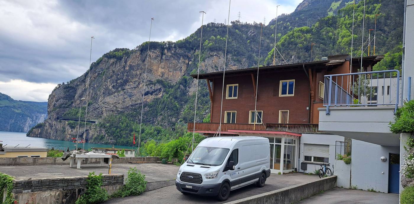 Neubau MFH Ausserdorf, Flüelen, Abstecken und Erstellen des Baugespanns mit Boden- und Dachmontagen