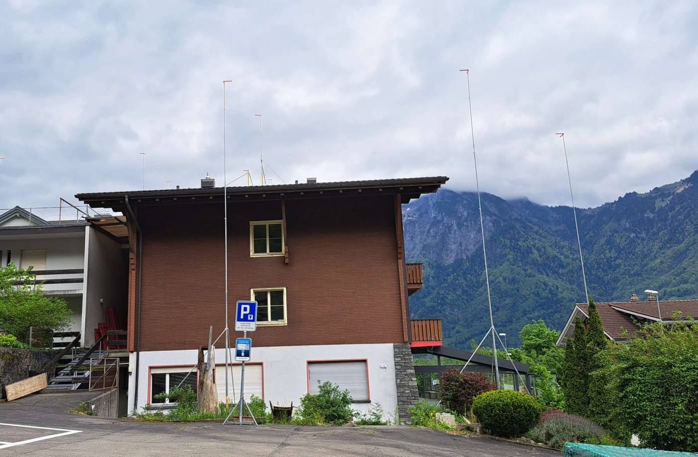 Neubau MFH Ausserdorf, Flüelen, Abstecken und Erstellen des Baugespanns mit Boden- und Dachmontagen