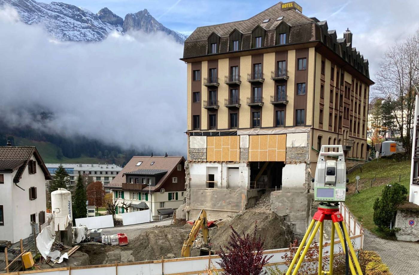 Neubau Hotel Edelweiss, Engelberg, Riss-/Zustandsaufnahmen, Erschütterungsmessungen, Baufixpunktnetz & Absteckungen Setzungsmessungen Strassen Überwachung BaugrubeMeterrissebaubegleitende Vermessungen