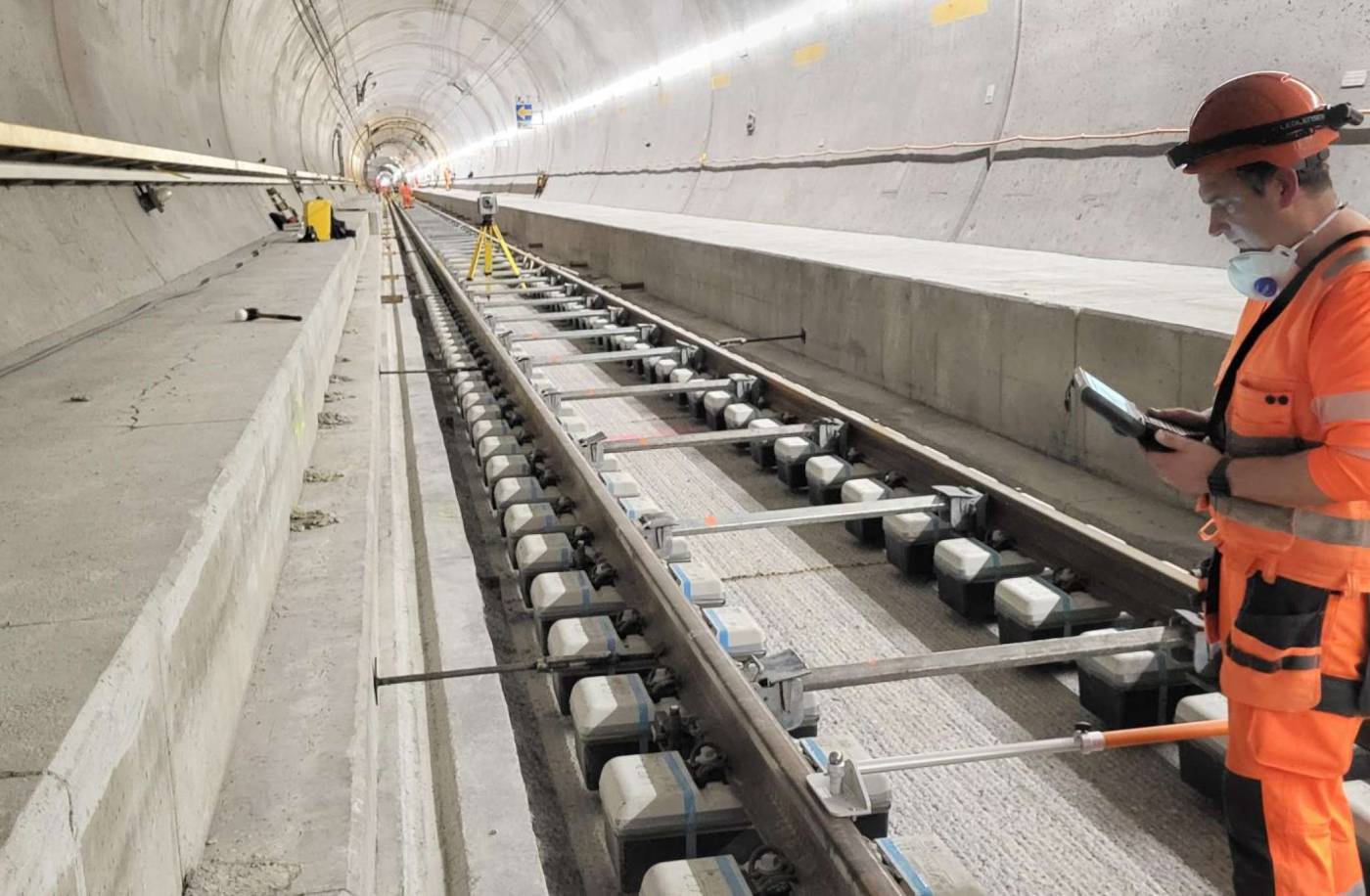 Gotthard-Basistunnel -
Sanierung Westtunnel, Messkonzept, Messung des Fixpunktnetzes, Absteckungen, Absteckungskontrollen, Gleismessung mit dem Racer-System