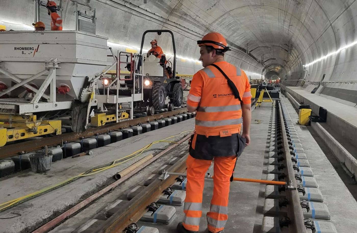 Gotthard-Basistunnel -
Sanierung Westtunnel, Messkonzept, Messung des Fixpunktnetzes, Absteckungen, Absteckungskontrollen, Gleismessung mit dem Racer-System