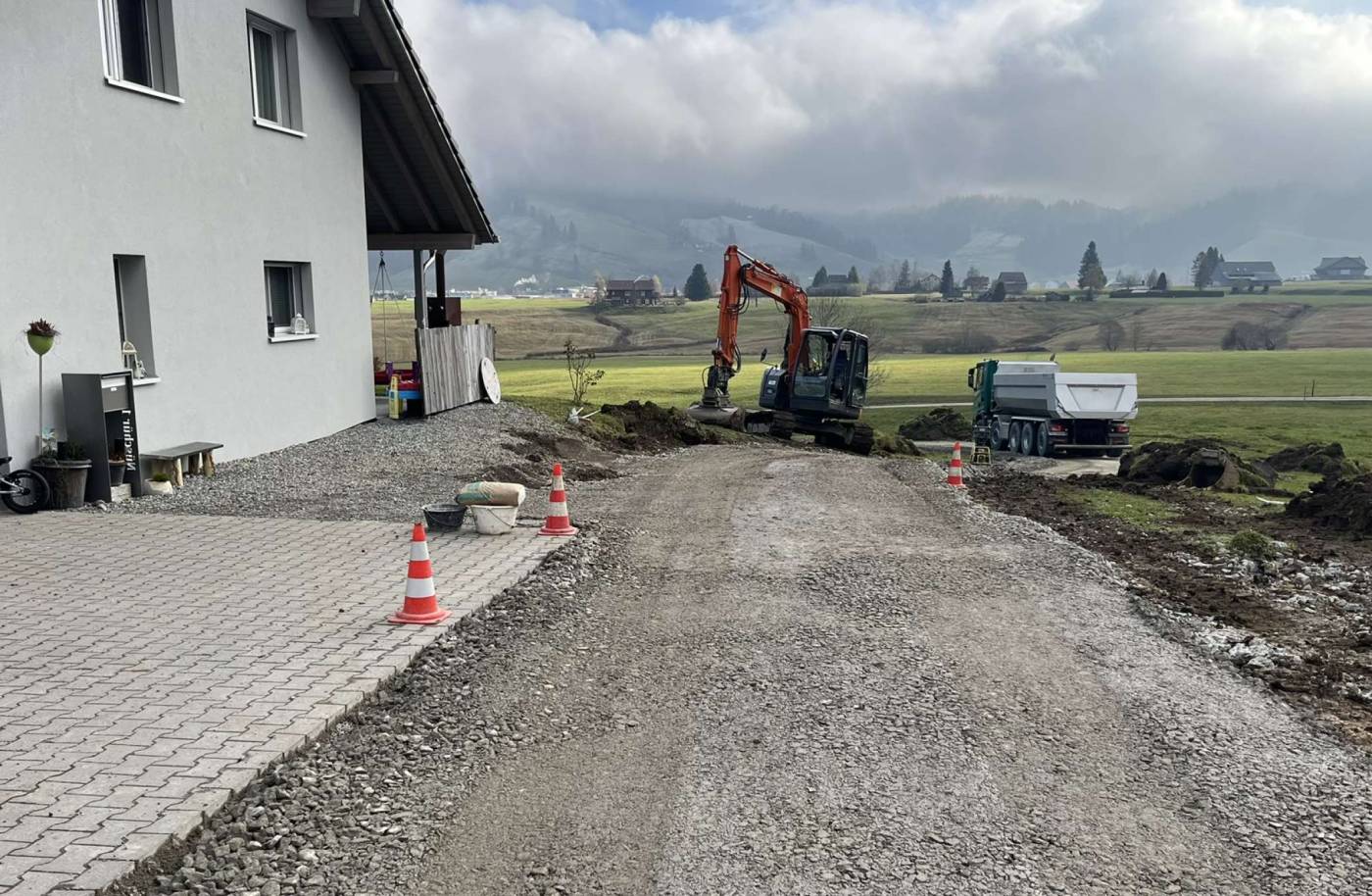 Ersatz Brücke und Hofzufahrt Nüschür; Einsiedeln, Variantenstudium, Bauprojekt, Statik und Hydraulik, Ausführungsprojekt Strasse und Brücke, Bauleitung, Öffentlichkeitsarbeit